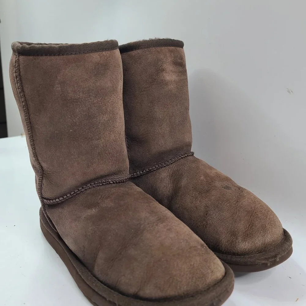 UGG Women's Chocolate‎ Brown Classic Short Suede Mid-Calf Winter Boots Size 7